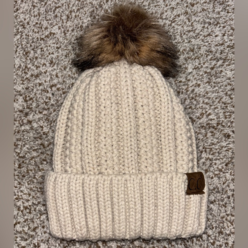 CC Brand Cream Colored Sherpa Lined Chunky Knit Beanie With Faux Fur Pom NWOT